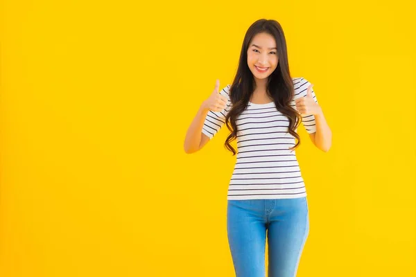 Portret Mooie Jonge Aziatische Vrouw Glimlach Blij Met Actie Geel — Stockfoto