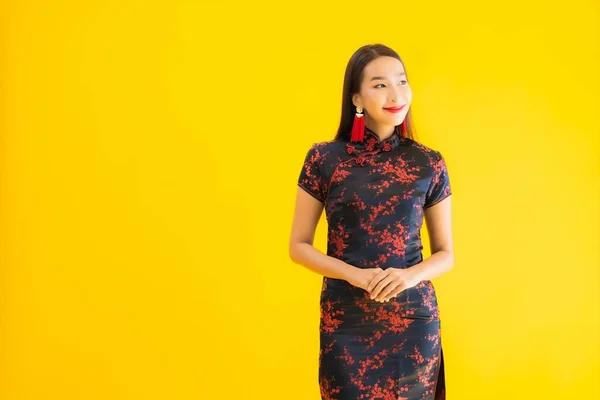 Porträt Schöne Junge Asiatische Frau Tragen Chinesisches Kleid Mit Aktion — Stockfoto