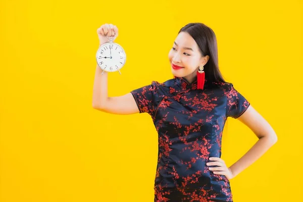 Портрет Красива Молода Азіатська Жінка Носить Китайську Сукню Або Сигналізацію — стокове фото