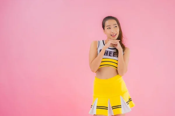 Porträtt Vacker Ung Asiatisk Kvinna Cheerleader Rosa Isolerad Bakgrund — Stockfoto