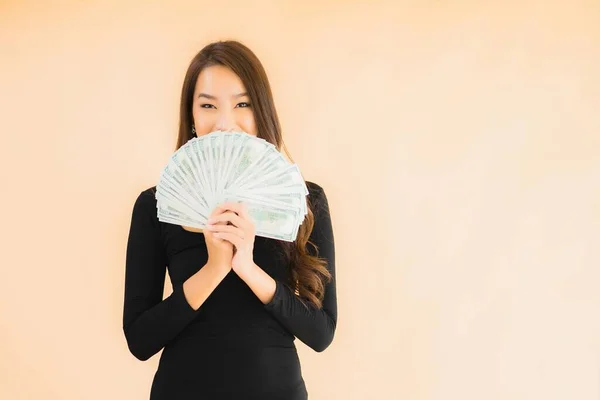 Güzel Bir Asyalı Kadının Portresi Gülümsemesi Parası Parasıyla Soyutlanmış Bir — Stok fotoğraf