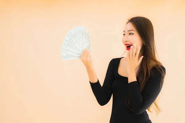 Portrét Krásná Mladá Asijská Žena Úsměv Šťastný Penězi Hotovosti Barevném — Stock fotografie