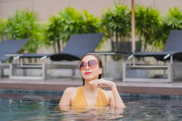Портрет Красивая Молодая Азиатская Женщина Расслабиться Отдыха Вокруг Бассейна Отеле — стоковое фото