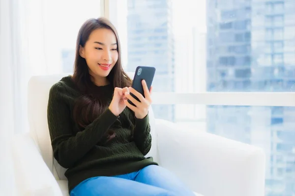 Porträt Schöne Junge Asiatin Benutzt Smartphone Auf Sofa Wohnzimmerbereich — Stockfoto