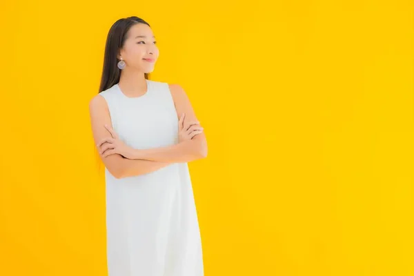 Retrato Bonito Jovem Asiático Mulher Ação Amarelo Isolado Fundo — Fotografia de Stock