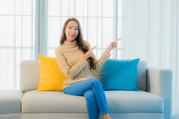 Retrato Hermosa Joven Mujer Asiática Relajarse Ocio Disfrutar Sofá Sala — Foto de Stock