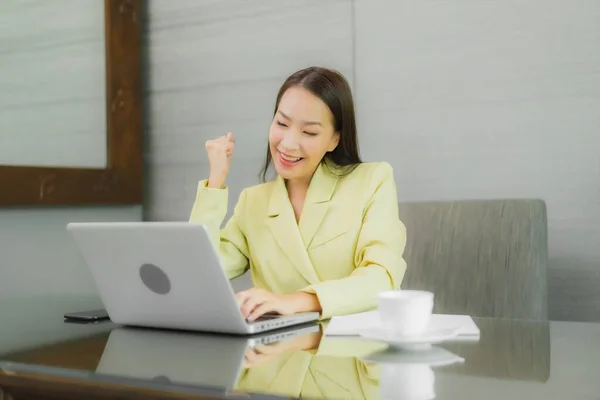 Porträt Schöne Junge Asiatische Frau Verwenden Computer Laptop Mit Smartphone — Stockfoto