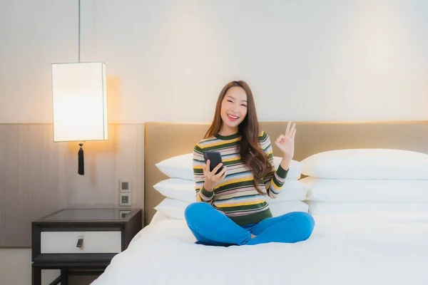 Retrato Bonito Jovem Asiático Mulher Uso Inteligente Telefone Celular Cama — Fotografia de Stock