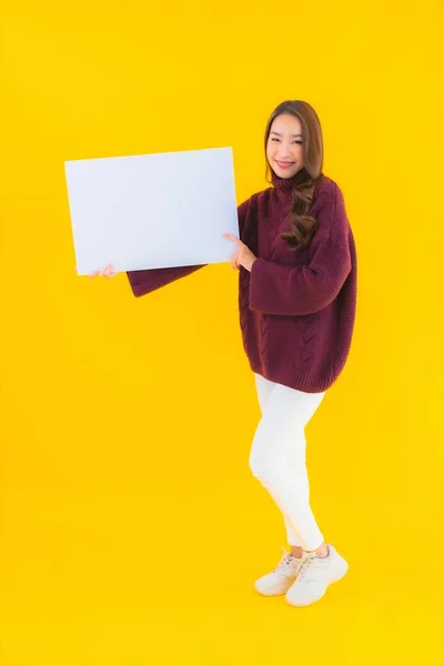 Portret Mooi Jong Aziatisch Vrouw Tonen Leeg Wit Papier Boord — Stockfoto