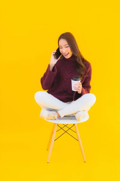 Retrato Bonito Jovem Asiático Mulher Uso Inteligente Celular Cadeira Com — Fotografia de Stock