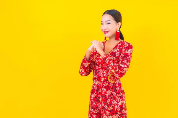 Porträt Schöne Junge Asiatische Frau Lächelt Aktion Chinesischem Neujahrskonzept Auf — Stockfoto