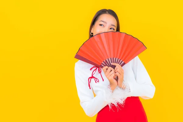 Retrato Hermosa Joven Mujer Asiática Con Sobres Rojos Letra Sobre —  Fotos de Stock