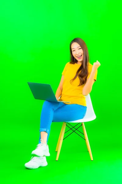 Portret Mooie Jonge Aziatische Vrouw Gebruik Computer Laptop Groen Geïsoleerde — Stockfoto