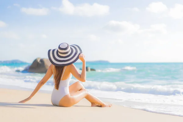 Retrato Hermosa Joven Asiática Mujer Relajarse Sonrisa Ocio Alrededor Playa —  Fotos de Stock