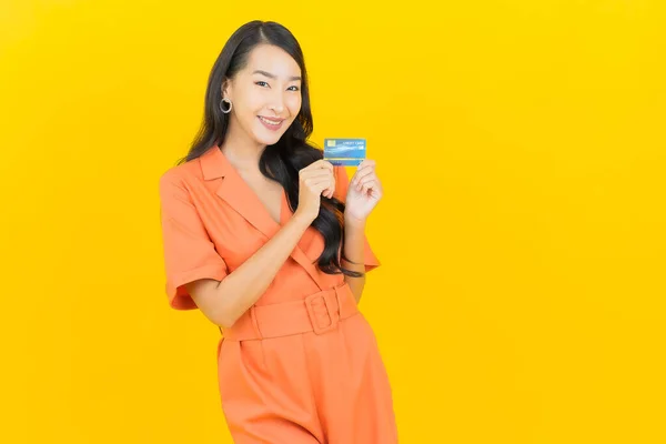 Retrato Hermosa Joven Mujer Asiática Sonrisa Con Tarjeta Crédito Sobre —  Fotos de Stock
