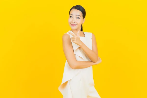 Potret Indah Wanita Asia Muda Tersenyum Dengan Tindakan Pada Warna — Stok Foto