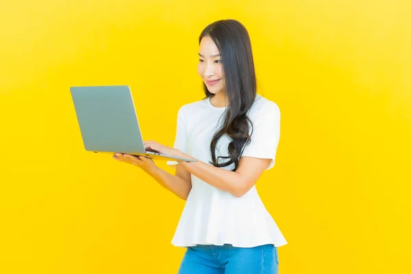 Retrato Hermosa Joven Asiática Mujer Sonrisa Con Ordenador Portátil Amarillo — Foto de Stock