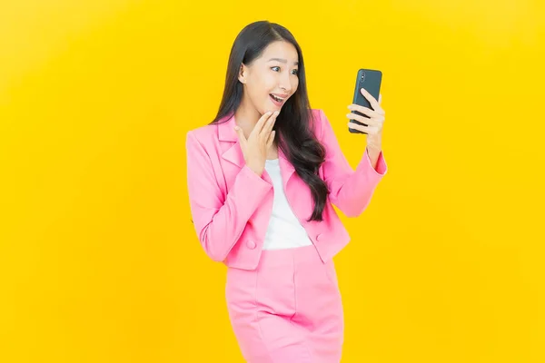 Portré Gyönyörű Fiatal Ázsiai Mosoly Okos Mobiltelefon Sárga Színű Háttér — Stock Fotó