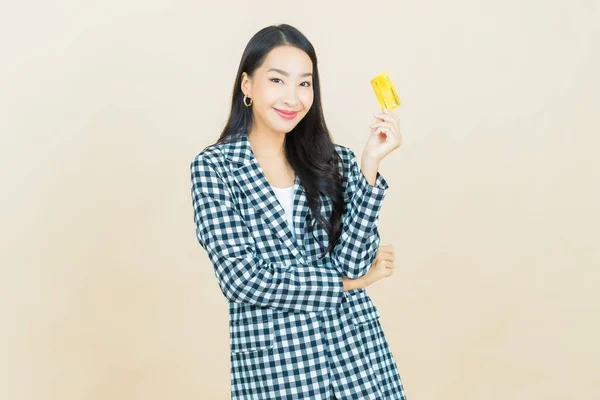 Portret Mooie Jonge Aziatische Vrouw Glimlach Met Credit Card Kleur — Stockfoto