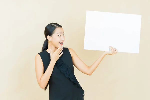 Portret Piękna Młoda Azjatycka Kobieta Pustym Białym Billboardem Tle Koloru — Zdjęcie stockowe