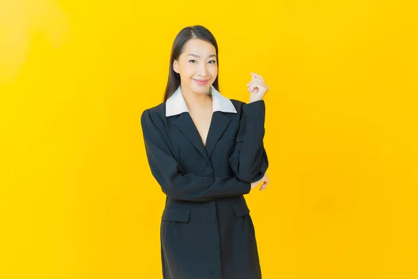 Retrato Hermosa Joven Asiática Mujer Sonrisa Con Acción Color Fondo —  Fotos de Stock