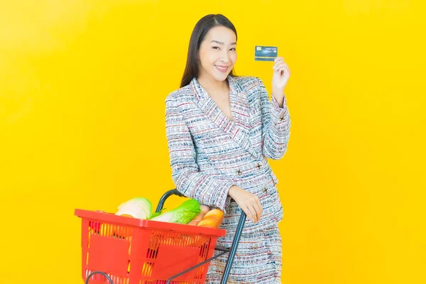 Portret Mooie Jonge Aziatische Vrouw Glimlach Met Kruidenier Mand Van — Stockfoto