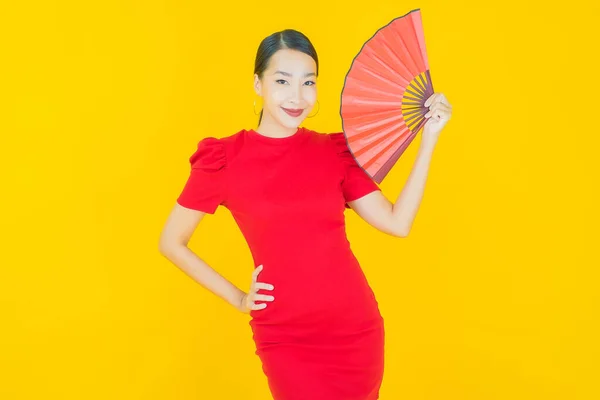 Porträt Schöne Junge Asiatische Frau Mit Fächer Auf Farbigem Hintergrund — Stockfoto