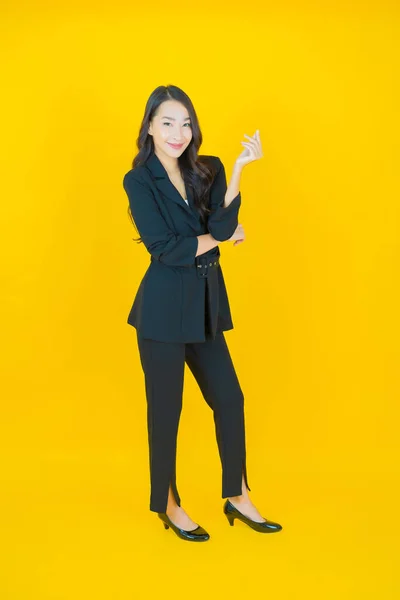 Retrato Bonito Jovem Asiático Mulher Sorriso Com Ação Cor Fundo — Fotografia de Stock