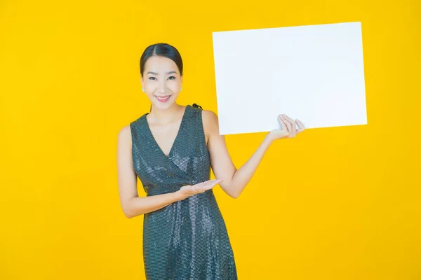 천연색 배경에 광고판이 아름다운 아시아 여자의 — 스톡 사진