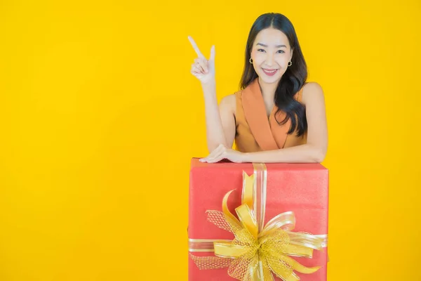 Ritratto Bella Giovane Donna Asiatica Sorriso Con Scatola Regalo Rossa — Foto Stock