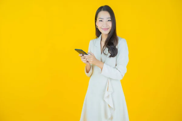 Portret Mooie Jonge Aziatische Vrouw Glimlach Met Slimme Mobiele Telefoon — Stockfoto