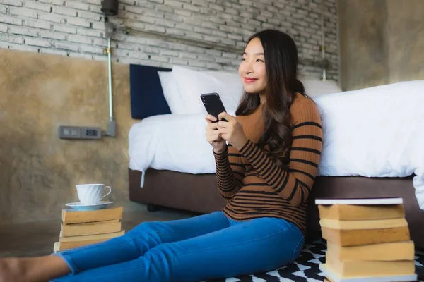 Junge Asiatin Benutzt Smartphone Mit Lesebuch Und Kaffeetasse Schlafzimmer — Stockfoto