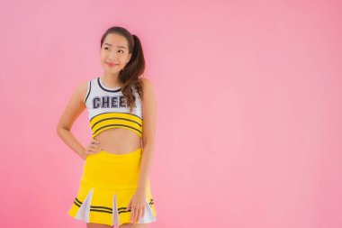 Pembe izole edilmiş arka planda güzel Asyalı genç bir amigo kız portresi.