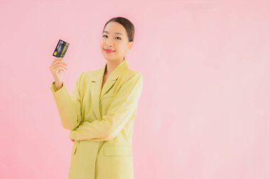 Renkli kredi kartıyla güzel Asyalı iş kadını portresi