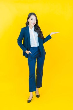 Portre güzel Asyalı kadın gülümsüyor. Renkli arka planda hareket var.