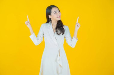 Portre güzel Asyalı kadın gülümsüyor. Renkli arka planda hareket var.