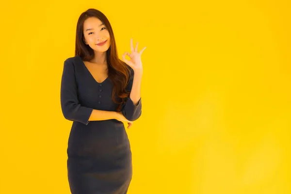 Retrato Bela Jovem Asiático Mulher Com Ação Isolado Amarelo Fundo — Fotografia de Stock