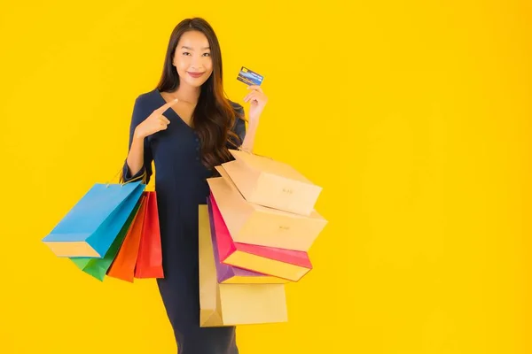 Porträtt Vacker Ung Asiatisk Kvinna Med Shoppingväska Kreditkort Och Smart — Stockfoto