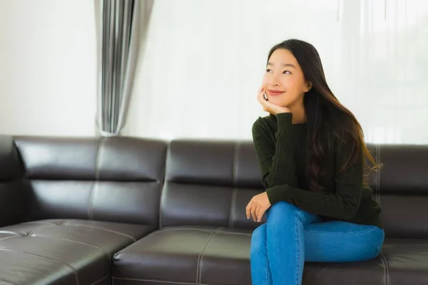 Retrato Bonito Jovem Asiático Mulher Sentar Relaxar Sofá Sala Estar — Fotografia de Stock