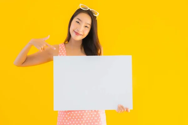 Retrato Bela Jovem Asiático Mulher Mostrar Vazio Branco Outdoor Para — Fotografia de Stock