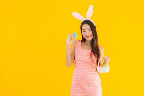 Retrato Hermosa Joven Asiática Mujer Con Conejito Orejas Con Huevos — Foto de Stock