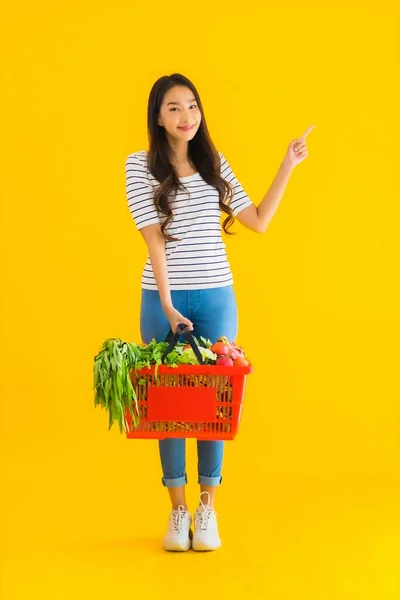 Retrato Bela Jovem Asiática Mulher Com Supermercado Cesta Carrinho Supermercado — Fotografia de Stock