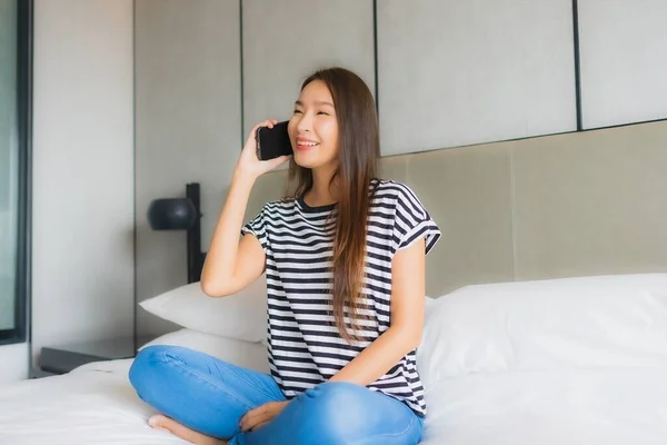 Porträt Schöne Junge Asiatin Benutzt Smartphone Schlafzimmer — Stockfoto
