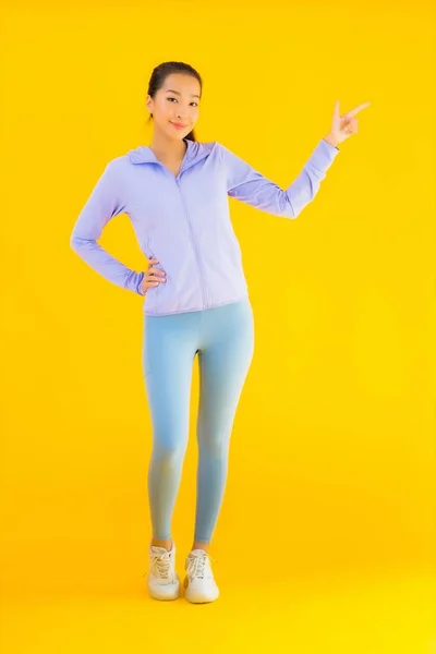 Портрет Красивая Молодая Азиатская Спортсменка Спортивной Одеждой Готовая Упражнениям Желтом — стоковое фото