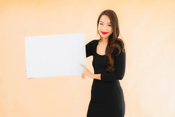 Portret Piękny Młody Azji Kobieta Pokazać Pusty Biały Billboard Kolor — Zdjęcie stockowe