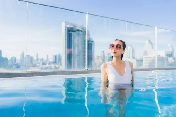 ポートレート美しい若いアジアの女性は休暇旅行でプールの周りのレジャーをリラックス — ストック写真