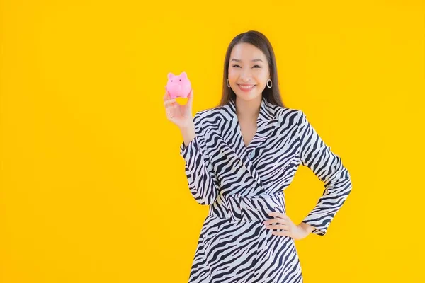 Porträtt Vacker Ung Asiatisk Kvinna Med Spargris Bank Och Kontanter — Stockfoto