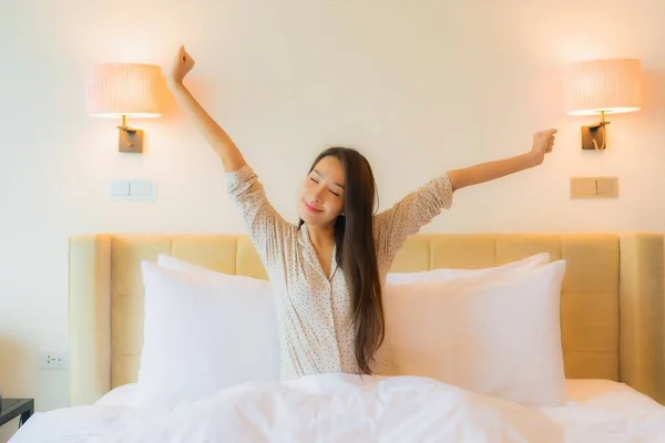 Portré Gyönyörű Fiatal Ázsiai Mosoly Boldog Pihenjen Ágyon Hálószoba Belső — Stock Fotó