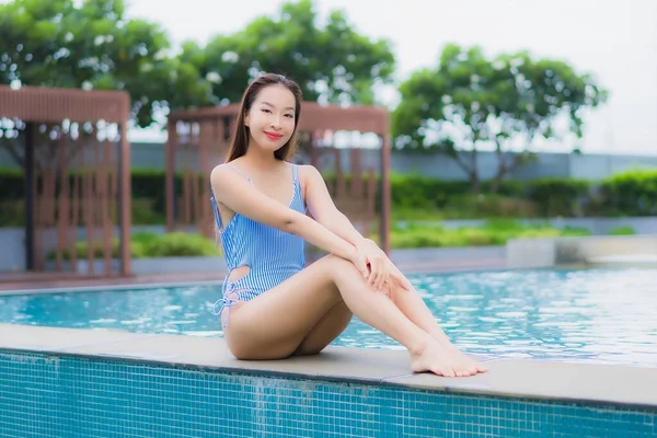 Retrato Bonito Jovem Asiático Mulher Relaxar Sorriso Lazer Redor Piscina — Fotografia de Stock