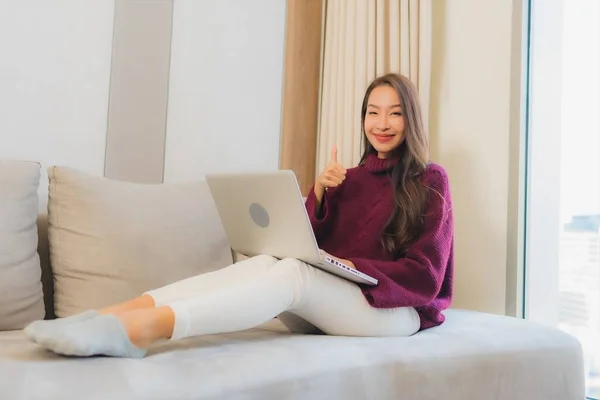 Portret Mooie Jonge Aziatische Vrouw Gebruik Computer Laptop Bank Woonkamer — Stockfoto